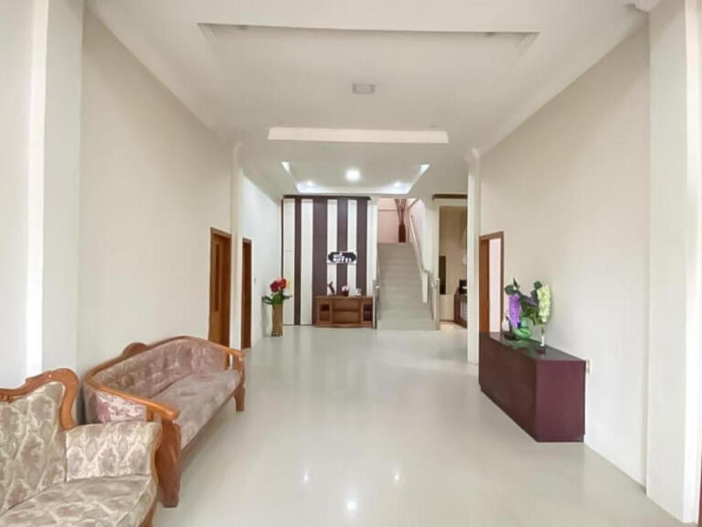 Grand Emperom Mitra Reddoorz Hotel 2*